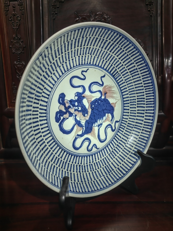 古玩陶瓷雍正青花釉里紅獅子滾繡球大盤拍賣，當(dāng)前價(jià)格25000元