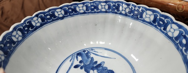 古玩陶瓷花卉紋青花碗真品鑒賞圖