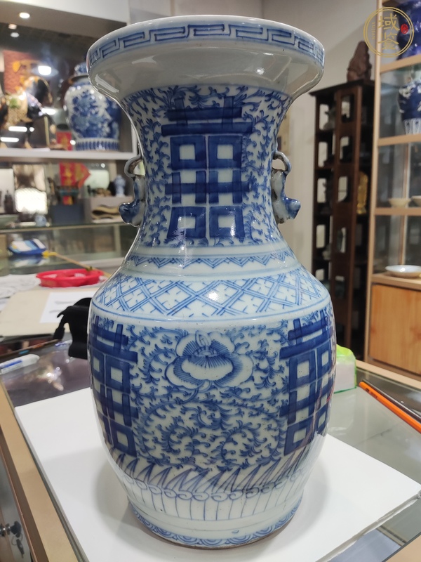 古玩纏枝花囍字紋獅耳盤口瓶真品鑒賞圖