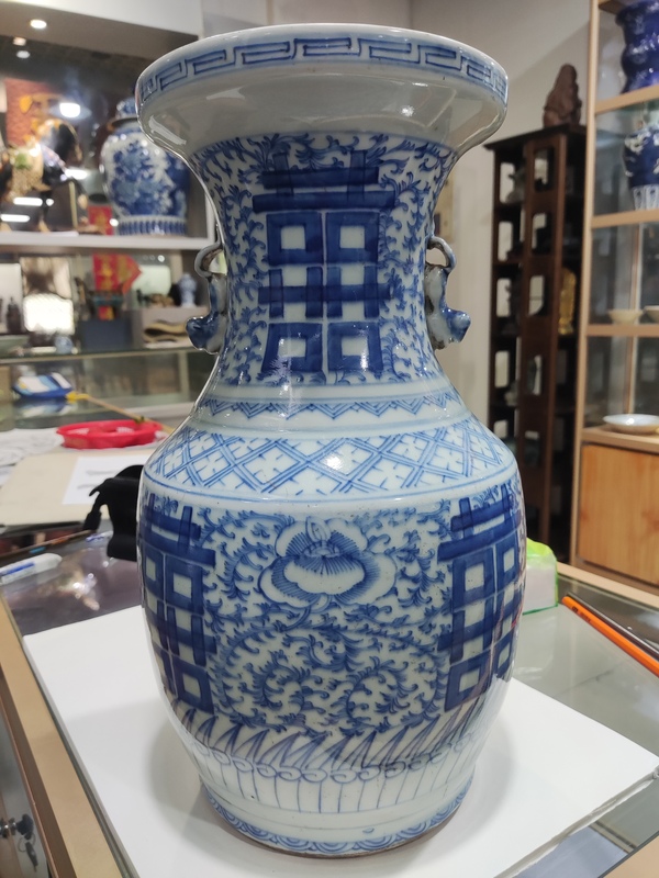古玩轉(zhuǎn)賣清中期纏枝花囍字紋獅耳盤口瓶拍賣，當(dāng)前價格100000元
