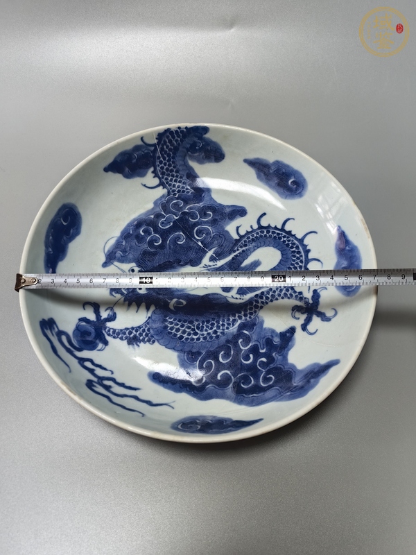 古玩陶瓷過墻龍紋青花盤真品鑒賞圖