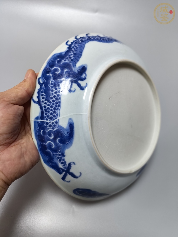 古玩陶瓷過墻龍紋青花盤真品鑒賞圖