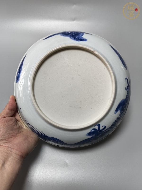 古玩陶瓷過墻龍紋青花盤真品鑒賞圖