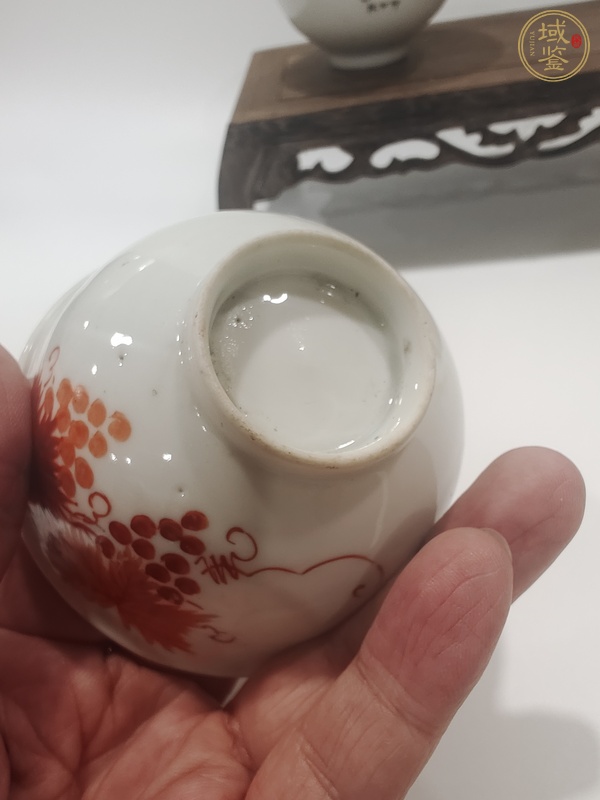 古玩陶瓷民國礬紅葡萄紋杯真品鑒賞圖
