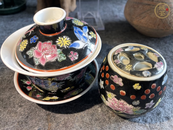 古玩陶瓷黑地粉彩花卉紋蓋碗真品鑒賞圖