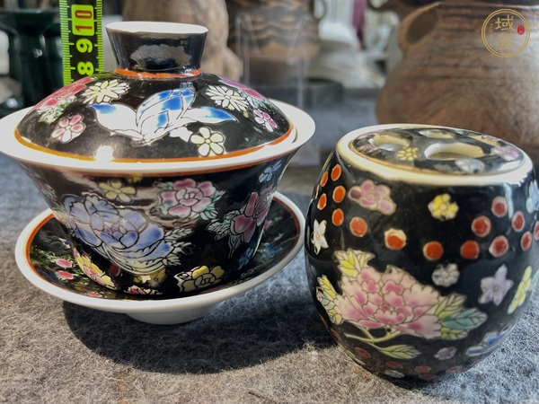 古玩陶瓷黑地粉彩花卉紋蓋碗真品鑒賞圖
