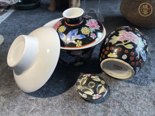 古玩陶瓷黑地粉彩花卉紋蓋碗真品鑒賞圖