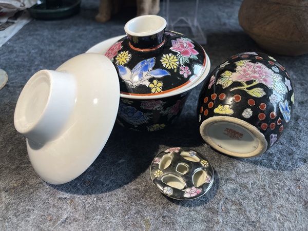 古玩陶瓷黑地粉彩花卉紋蓋碗拍賣(mài)，當(dāng)前價(jià)格120元