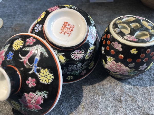 古玩陶瓷黑地粉彩花卉紋蓋碗拍賣(mài)，當(dāng)前價(jià)格120元