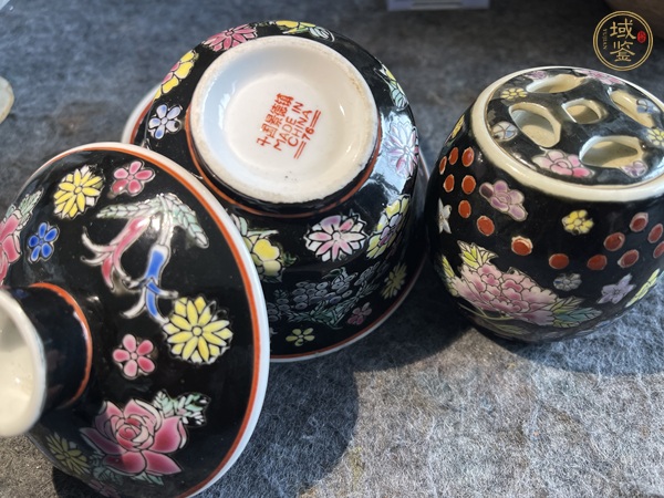 古玩陶瓷黑地粉彩花卉紋蓋碗真品鑒賞圖