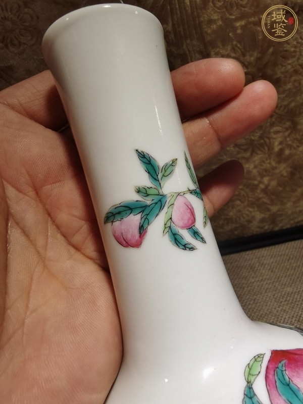 古玩陶瓷粉彩壽桃紋天球瓶真品鑒賞圖