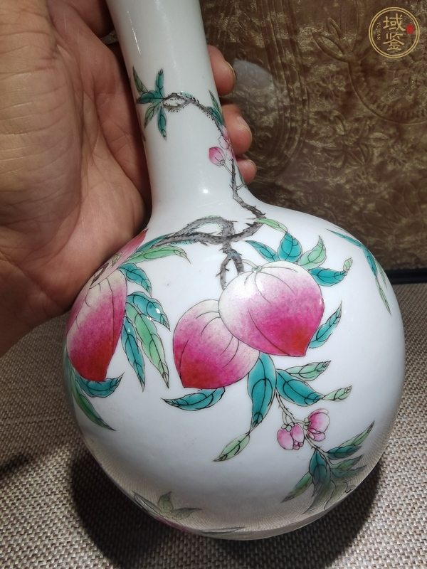 古玩陶瓷粉彩壽桃紋天球瓶真品鑒賞圖