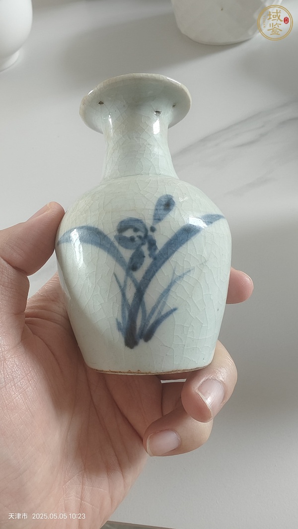古玩陶瓷花卉紋青花瓶真品鑒賞圖