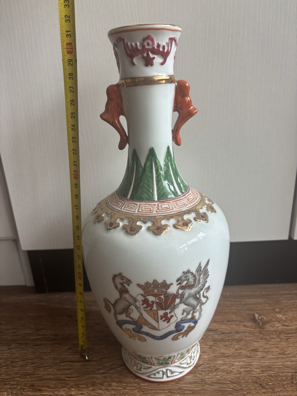 古玩轉賣廣彩徽章瓷瓶拍賣，當前價格688元