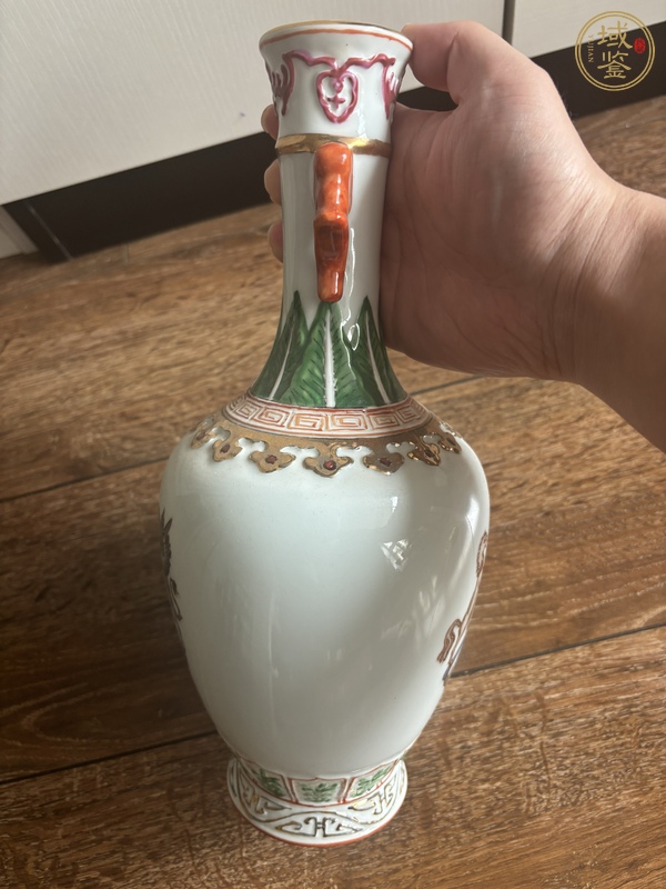 古玩陶瓷廣彩徽章瓷瓶真品鑒賞圖