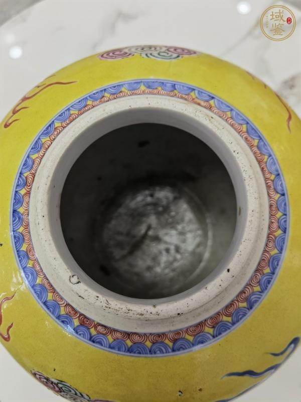古玩陶瓷清光緒 黃地青花粉彩海水瑞獸紋罐真品鑒賞圖