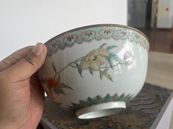 古玩陶瓷粉彩花卉紋茶碗真品鑒賞圖