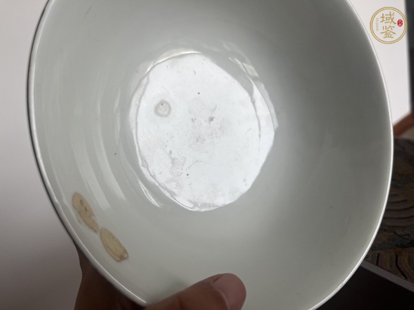 古玩陶瓷粉彩花卉紋茶碗真品鑒賞圖