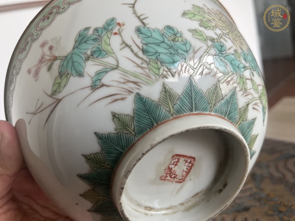 古玩陶瓷粉彩花卉紋茶碗真品鑒賞圖