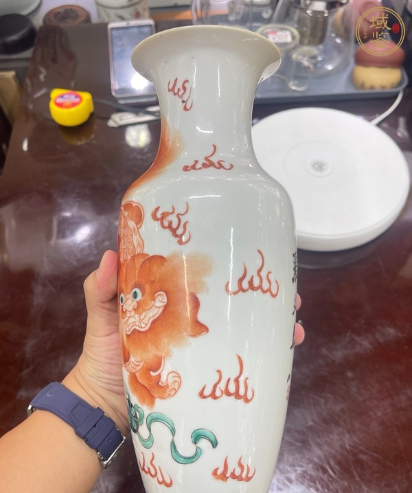古玩陶瓷礬紅獅子詩文觀音瓶真品鑒賞圖