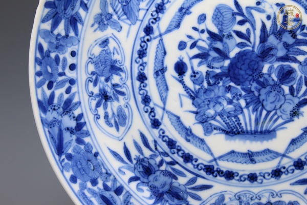 古玩陶瓷清中期·青花花卉紋盤真品鑒賞圖