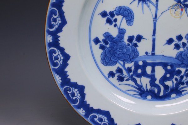 古玩陶瓷清康熙·青花如意開窗洞石牡丹翠竹紋盤真品鑒賞圖
