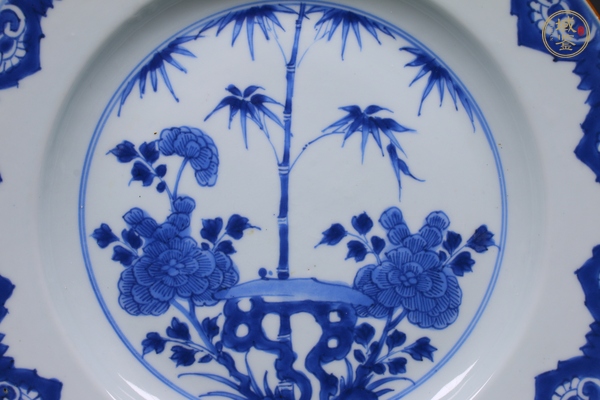 古玩陶瓷清康熙·青花如意開窗洞石牡丹翠竹紋盤真品鑒賞圖