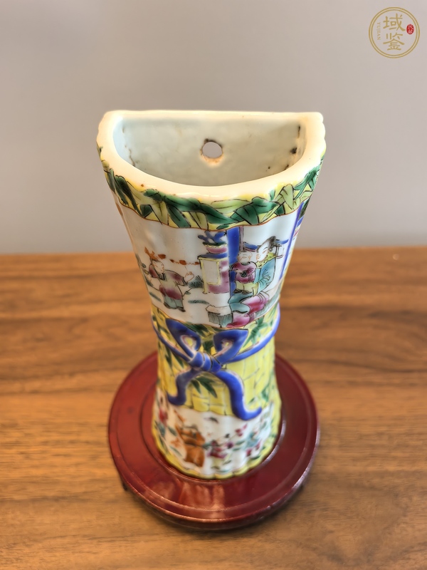 古玩陶瓷黃地開光粉彩人物紋壁瓶真品鑒賞圖