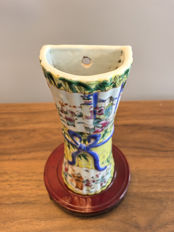 古玩陶瓷名家江順泰黃地開光粉彩人物紋壁瓶拍賣，當前價格2180元