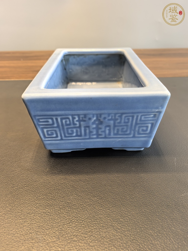 古玩陶瓷天藍(lán)釉刻夔龍紋四方花盆真品鑒賞圖