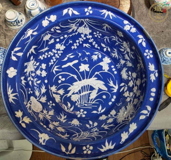 古玩陶瓷祭藍堆白花卉洗手盆真品鑒賞圖