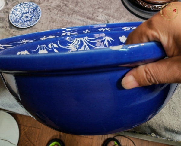 古玩陶瓷祭藍堆白花卉洗手盆真品鑒賞圖