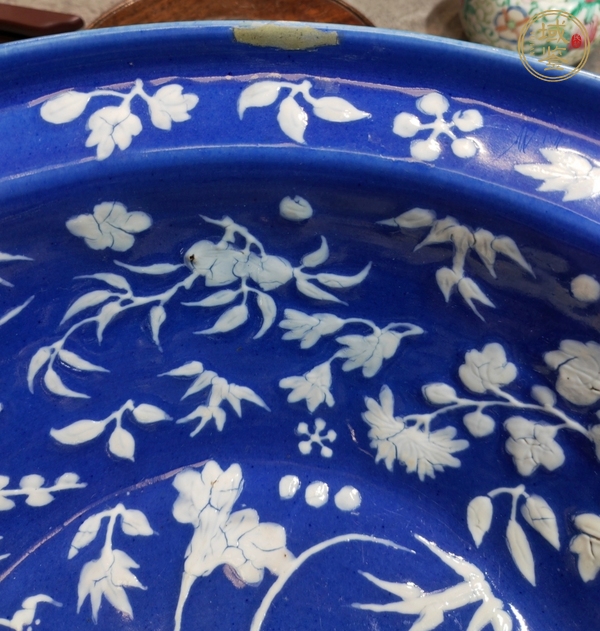古玩陶瓷祭藍堆白花卉洗手盆真品鑒賞圖