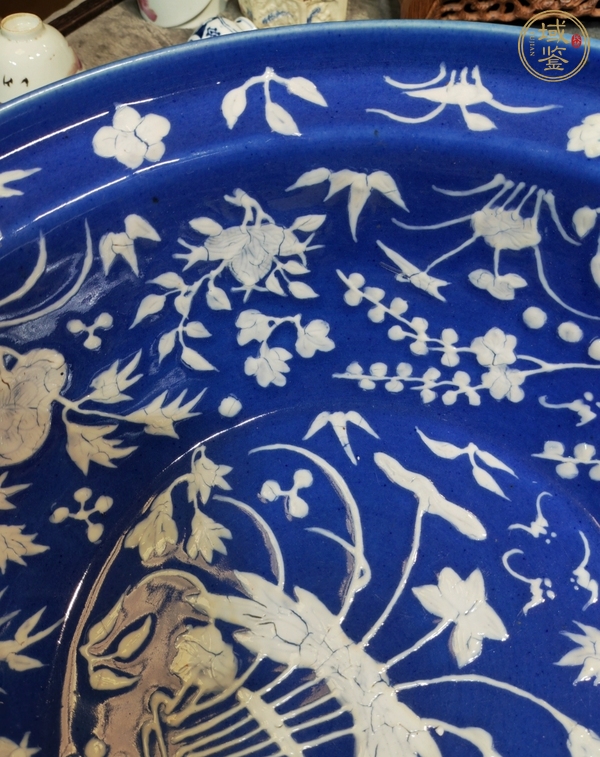 古玩陶瓷祭藍堆白花卉洗手盆真品鑒賞圖