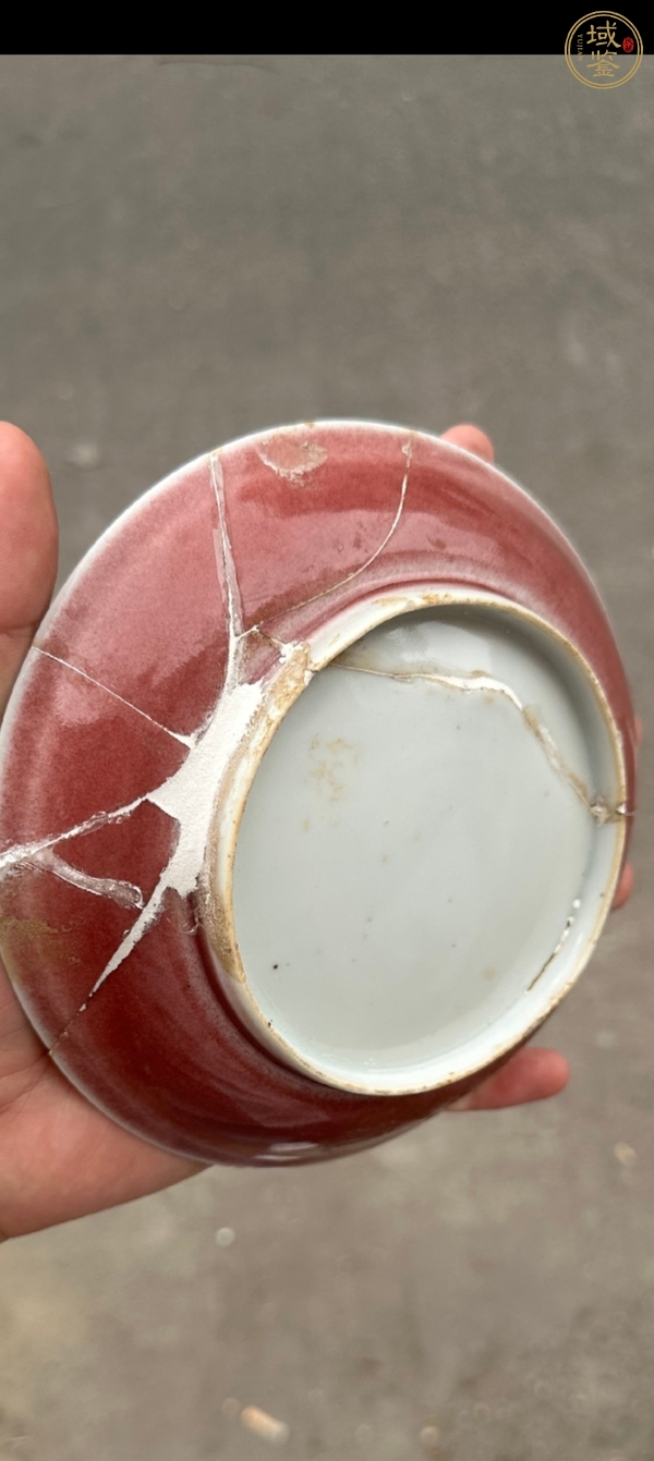 古玩陶瓷紅釉盤真品鑒賞圖