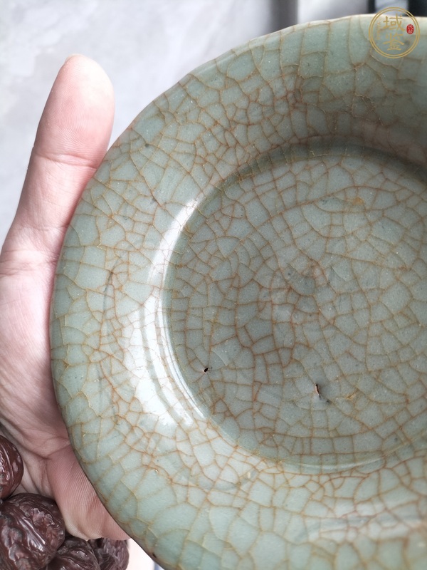 古玩陶瓷龍泉窯青釉盤真品鑒賞圖