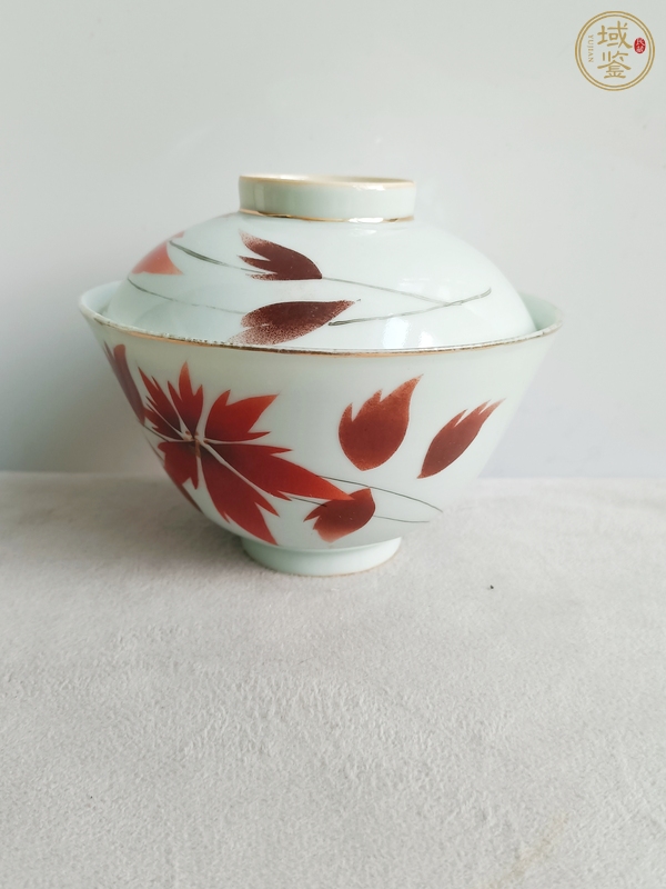 古玩陶瓷礬紅彩花卉紋蓋碗真品鑒賞圖