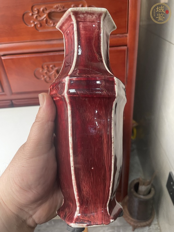 古玩陶瓷紅釉六方瓶真品鑒賞圖