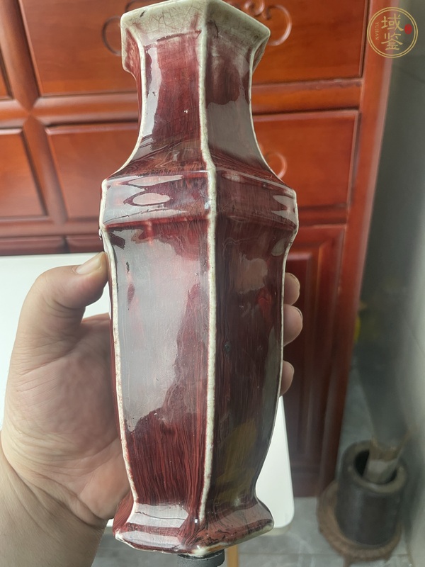 古玩陶瓷紅釉六方瓶真品鑒賞圖