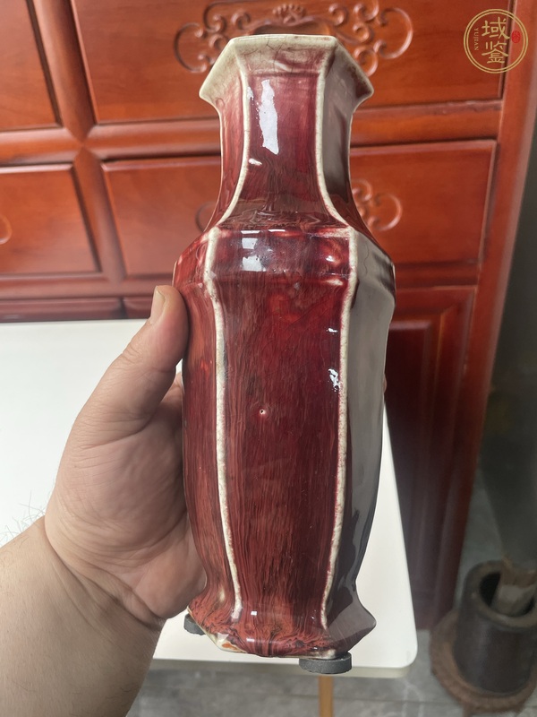 古玩陶瓷紅釉六方瓶真品鑒賞圖