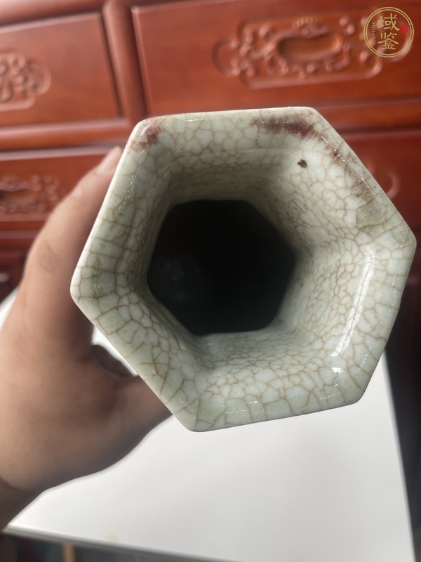 古玩陶瓷紅釉六方瓶真品鑒賞圖