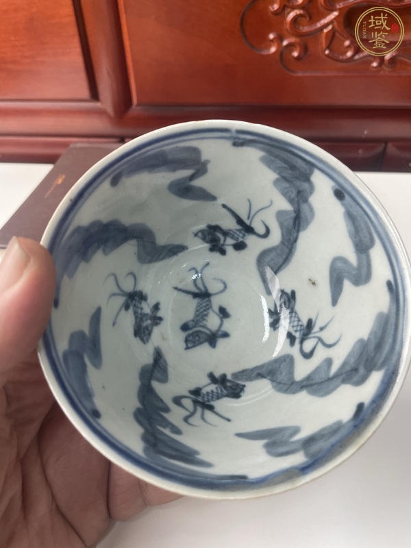 古玩陶瓷外紫金釉內(nèi)青花魚藻紋蓋碗真品鑒賞圖