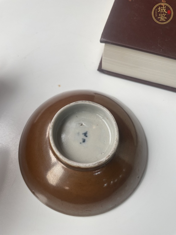 古玩陶瓷外紫金釉內(nèi)青花魚藻紋蓋碗真品鑒賞圖