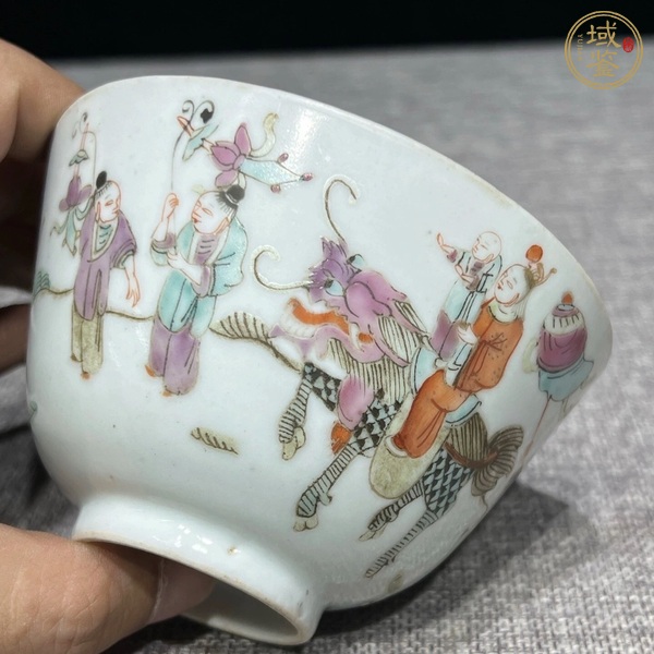古玩陶瓷麒麟送子粉彩杯真品鑒賞圖