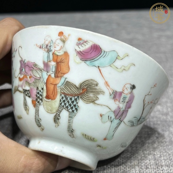 古玩陶瓷麒麟送子粉彩杯真品鑒賞圖