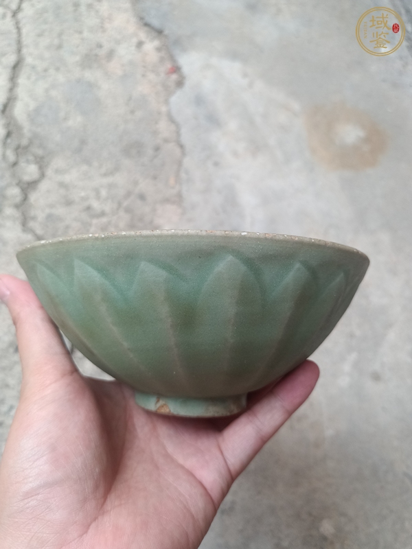古玩陶瓷龍泉青瓷刻仰蓮紋碗真品鑒賞圖