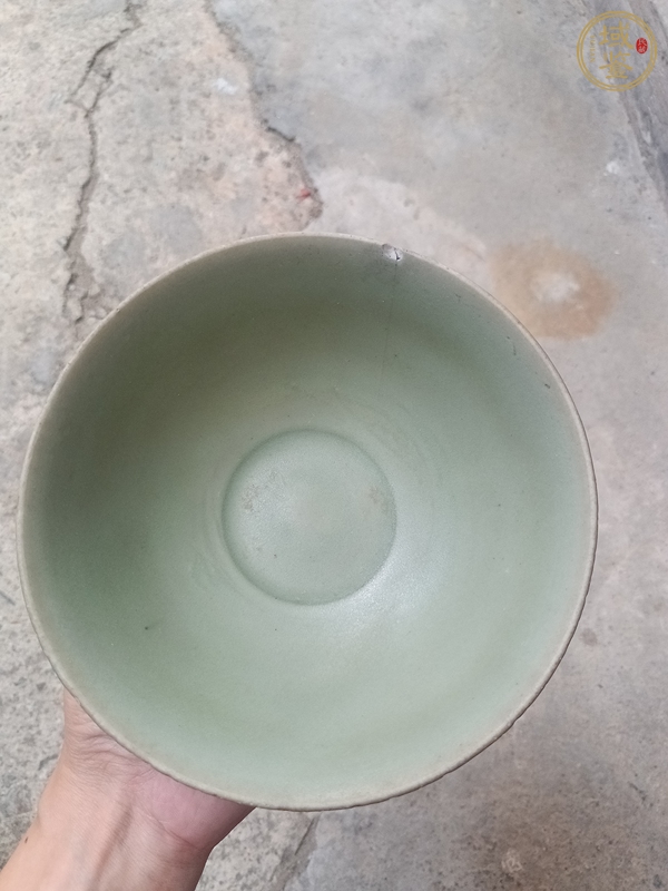 古玩陶瓷龍泉青瓷刻仰蓮紋碗真品鑒賞圖