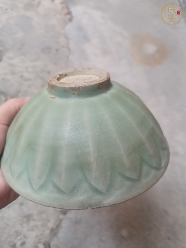古玩陶瓷龍泉青瓷刻仰蓮紋碗真品鑒賞圖