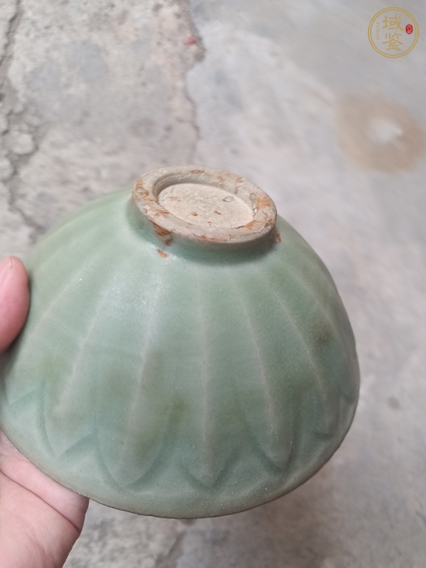 古玩陶瓷龍泉青瓷刻仰蓮紋碗真品鑒賞圖