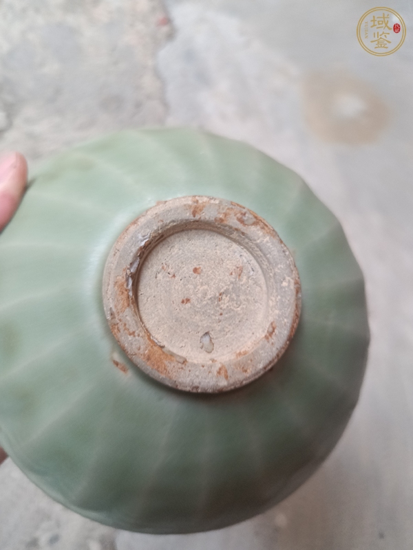古玩陶瓷龍泉青瓷刻仰蓮紋碗真品鑒賞圖